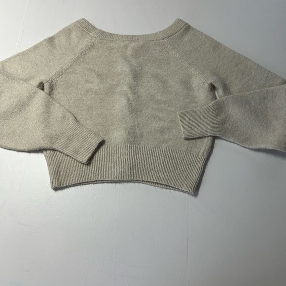 H & M soft, crop knit sweater,‎ boat neck with decorative buttons on front XS - Picture 10 of 13